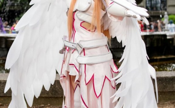 刀剑神域亚丝娜COS：白狐完美诠释天使降临圣洁羽翼震撼全场