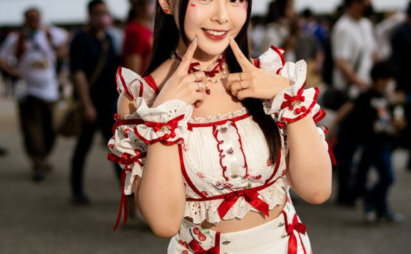 Helene凯琳樱花兔女郎cos惊艳PF42！甜度爆表引爆全场焦点