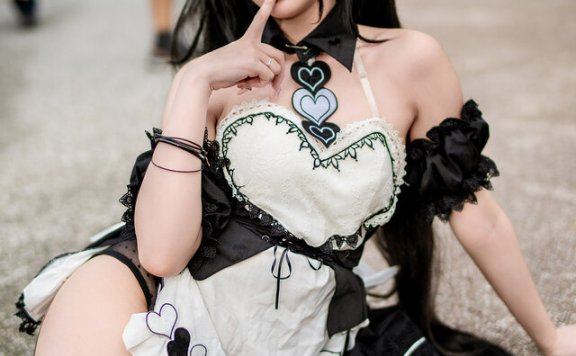 碧蓝航线能代COS：Freya妃芽神还原吊袜带御姐气场引爆漫展