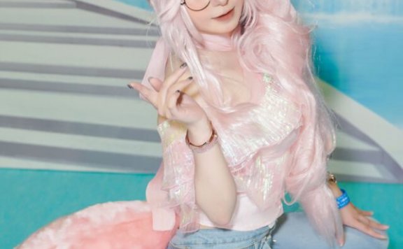 FGO十周年庆典：DIMM光之高扬斯卡娅COS性感与神秘并存