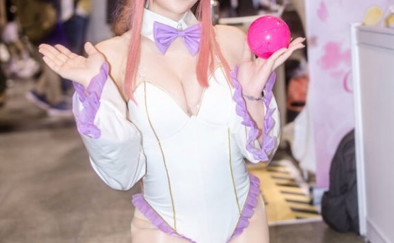 甜美与坚韧并重：格蕾丝·薰W演绎拉克丝·克莱茵兔女郎COS