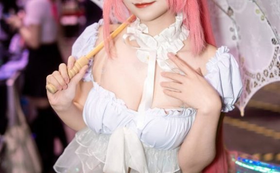 namyau藍幽桃乐丝COS：纯白夏日妮姬造型引爆ACGHK 2025