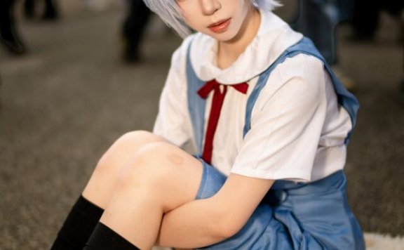 从二次元走入现实：欸抖绫波丽COS完美诠释三无少女的魅力