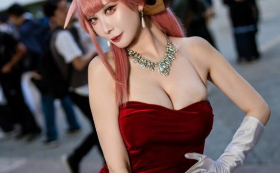 台湾PF动漫节亮点：小律陆八魔爱露COS，红裙气场惊艳四座