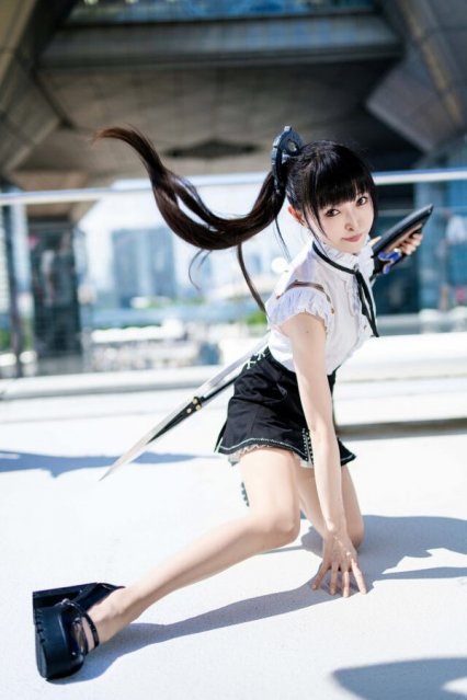 穿越虚拟与现实的传奇瞬间：剑星伊芙COS惊艳再现Comiket106