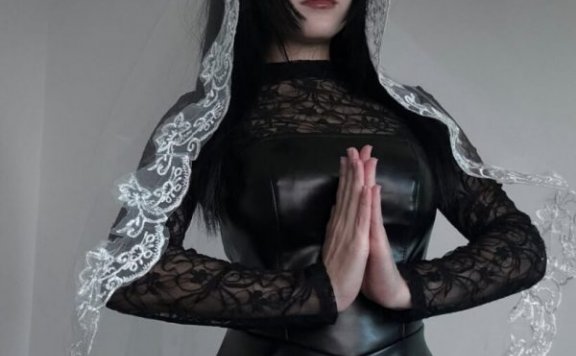 坂本日常冷艳刺客的魅力觉醒：Dystorra完美诠释性感大佛COS