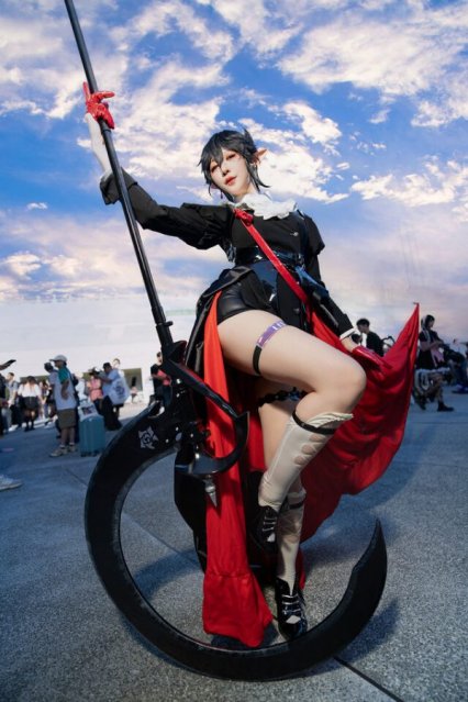 Genko玄子明日方舟隐德来希COS：冷艳镰刀女王长腿杀惊艳全场