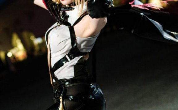 Hiyokko的绝区零·伊芙琳COS惊艳FF45，冷艳女强人成全场焦点