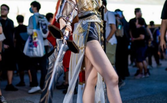 当七丘总督穿越次元：玄子Genko奥古斯塔cos演绎漂亮与力量