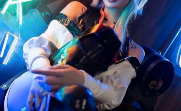 霓虹城下的灵魂诠释：Nokia完美cos赛博朋克露西的冷艳孤傲