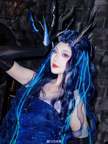 瓜希酱傲闰COS赏析:哪吒之魔童闹海蓝焰红瞳的视觉冲击力