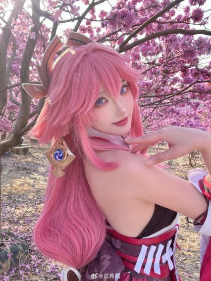 樱花光影中的大狐狸:瓜希酱COS演绎八重神子的优雅与狡黠