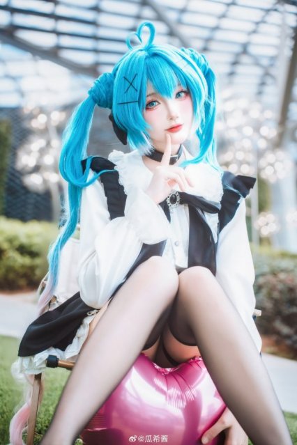 女仆初音降临街头：瓜希酱COS可爱与冷感张力并存的初音未来