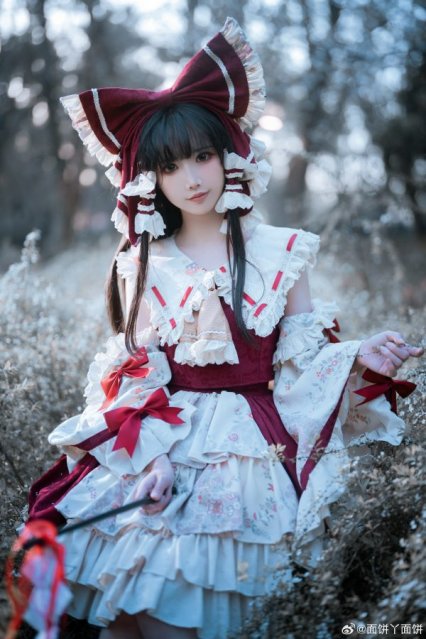 面饼仙儿博丽灵梦COS赏析：东方Project巫女礼装的优雅与力量