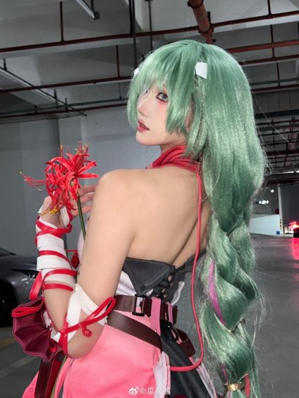 鸣潮弗洛洛cos惊艳还原!瓜希酱演绎优雅与危险并存的角色气场