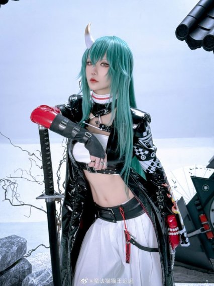 冷色与美感的交织：星之迟迟斩业星熊COS武者的魅力与气韵