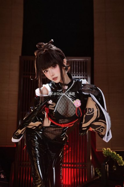 潜伏于红光与静默之间｜Shika小鹿鹿樱花COS角色还原度解析