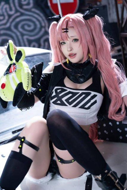 街头霓虹下的失衡美感：清水由乃COS与绝区零妮可的迷人瞬间