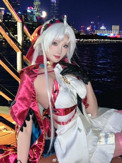 霓虹夜航下的瓜希酱COS|珂莱塔的夜景氛围感与服装细节解析