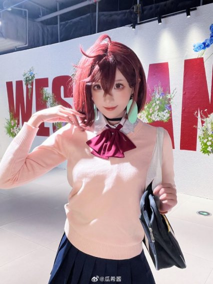 瓜希酱绫濑桃COS赏析|当哒当校园风角色还原与摄影氛围解析