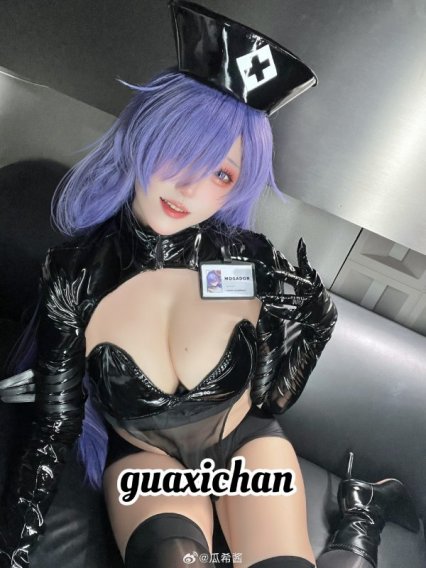 碧蓝航线瓜希酱COS赏析:演绎黑护士版莫加多尔的危险与优雅