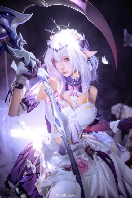 梦紫之下的静谧锋芒：蠢沫沫演绎崩坏星穹铁道遐蝶COS赏析