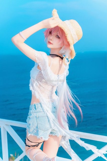 《鸣潮》长离COS赏析:Shika小鹿鹿演绎海岸光影下的潮汐之约