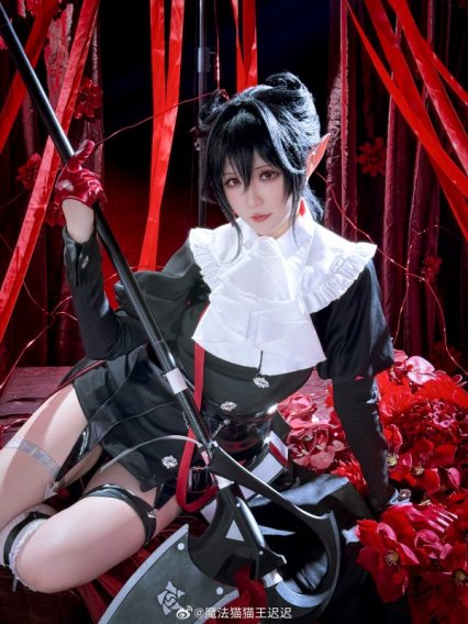 明日方舟红与黑的低语：星之迟迟COS隐德来希的优雅压迫感