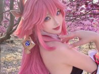 樱花光影中的大狐狸:瓜希酱COS演绎八重神子的优雅与狡黠