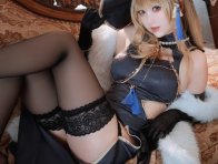 面饼仙儿娜维娅COS：完美演绎《原神》枫丹贵族的自信与从容