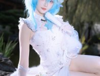 鸣潮瓜希酱COS：白旗袍剪裁如何塑造守岸人沉静而自信的气场