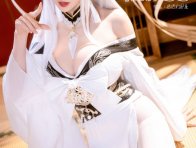 优雅慵懒与威仪并行：星之迟迟白凤COS演绎舰娘静谧压迫感