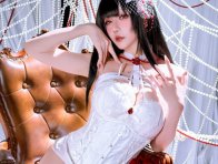 胜利女神：星之迟迟COS演绎睡衣版米哈拉的红与白情绪张力