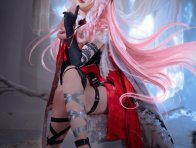 面饼仙儿鸿雪COS:明日方舟红黑配色下的冷静狙击与克制锋芒