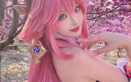 樱花光影中的大狐狸:瓜希酱COS演绎八重神子的优雅与狡黠