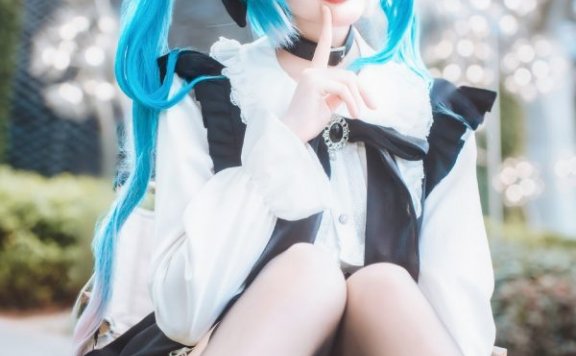 女仆初音降临街头：瓜希酱COS可爱与冷感张力并存的初音未来