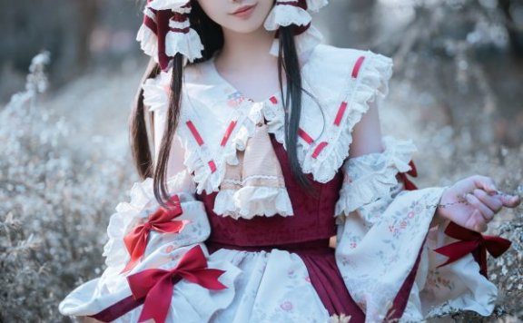 面饼仙儿博丽灵梦COS赏析：东方Project巫女礼装的优雅与力量