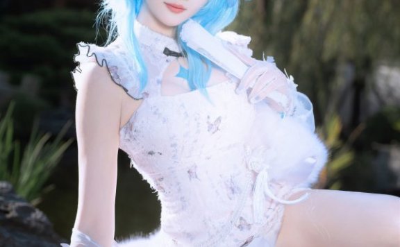 鸣潮瓜希酱COS:白旗袍剪裁如何塑造守岸人沉静而自信的气场