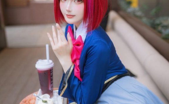 红发舞台少女的日常瞬间:瓜希酱有马加奈COS演绎性感优雅