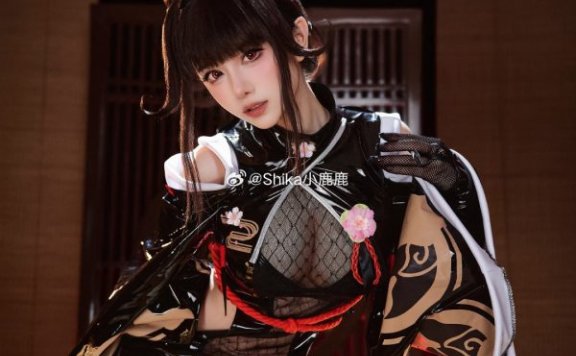 潜伏于红光与静默之间|Shika小鹿鹿樱花COS角色还原度解析