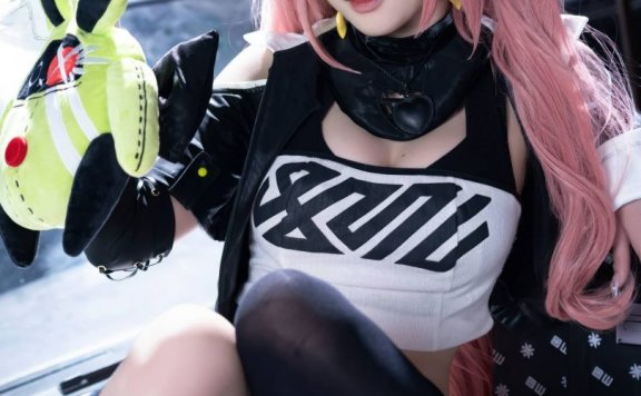 街头霓虹下的失衡美感:清水由乃COS与绝区零妮可的迷人瞬间