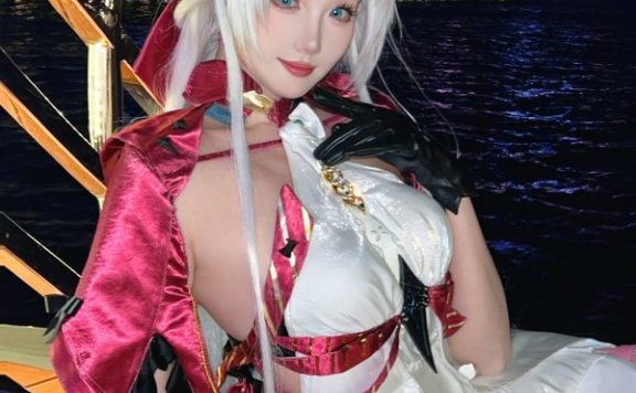 霓虹夜航下的瓜希酱COS|珂莱塔的夜景氛围感与服装细节解析