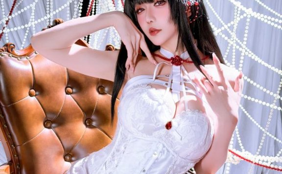 胜利女神：星之迟迟COS演绎睡衣版米哈拉的红与白情绪张力