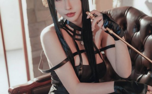 黑色礼服下的温柔锋芒：清水由乃演绎约尔COS的另一种可能