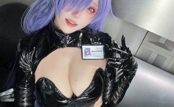 碧蓝航线瓜希酱COS赏析:演绎黑护士版莫加多尔的危险与优雅