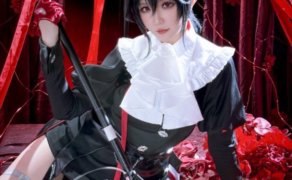 明日方舟红与黑的低语：星之迟迟COS隐德来希的优雅压迫感