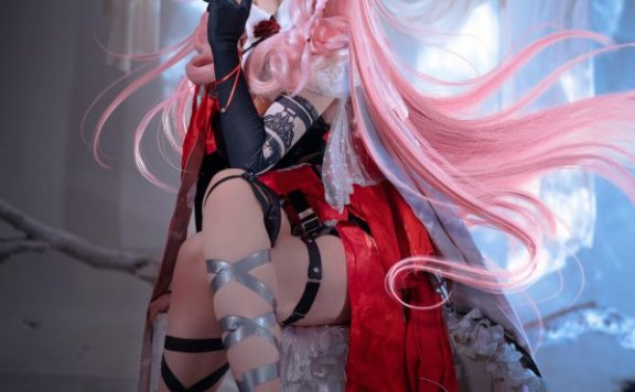 面饼仙儿鸿雪COS：明日方舟红黑配色下的冷静狙击与克制锋芒