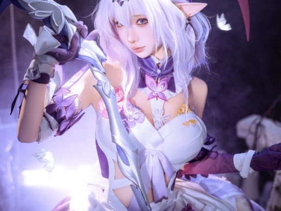 梦紫之下的静谧锋芒：蠢沫沫演绎崩坏星穹铁道遐蝶COS赏析