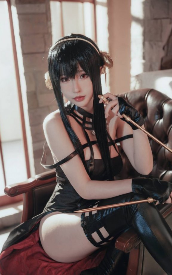 黑色礼服下的温柔锋芒:清水由乃演绎约尔COS的另一种可能