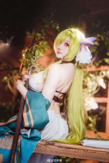 碧蓝航线花园里的温柔舰影：瓜希酱七省COS优雅气质拉满